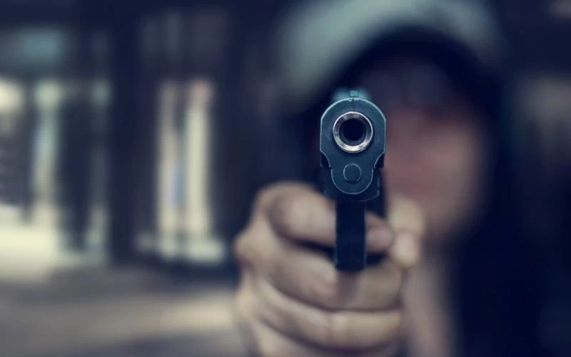 Βίντεο ντοκουμέντο: Του κόλλησε το περίστροφο στο πρόσωπο και του πήρε τις εισπράξεις